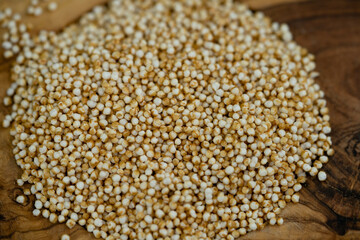 Chenopodium quinoa auf Olivenholz