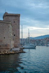 Fort à l'entrée du port