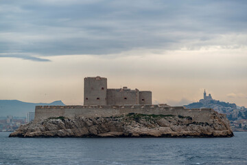 Fototapeta na wymiar Le château d'If au large de Marseille