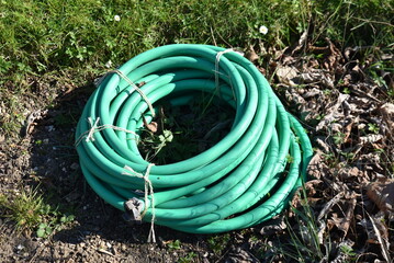 Tuyau d'arrosage au jardin
