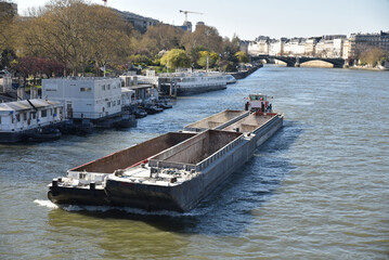 Obraz premium Péniche sur la Seine à Paris. Frane