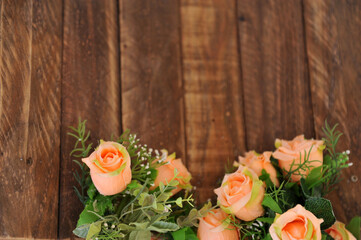 buquê de rosas delicadas em fundo de madeira, set rômantico 