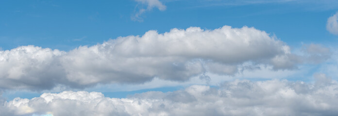 pogodnie niebo panorama białe chmury na błękitnym niebie