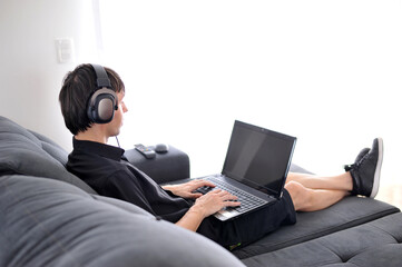 homem de negócios de sucesso feliz  trabalhando em casa com computador portátil 