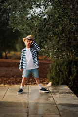 mignon petit gar&ccedil;on, en vacances, en &eacute;t&eacute;, avec un chapeau