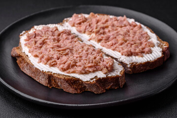 Delicious sandwiches consisting of grilled toast, canned tuna and cream cheese