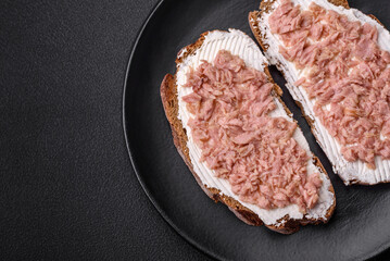 Delicious sandwiches consisting of grilled toast, canned tuna and cream cheese