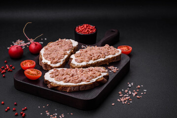 Delicious sandwiches consisting of grilled toast, canned tuna and cream cheese