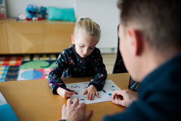 petite fille chez l'orthophoniste