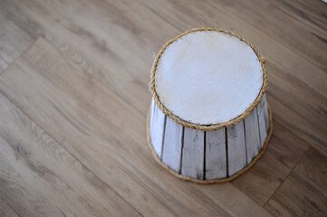 Fototapeta na wymiar tambor de madeira branco provensal 
