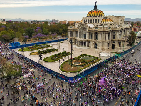 Manifestantes en las inmediaciones del Palacio de Bellas Artes en la ciudad de M&eacute;xico.