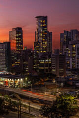 Vista do pôr do sol com os Edifício dos  bairros da Vila Olimpia e Itaim Bibi, São Paulo, Brasil