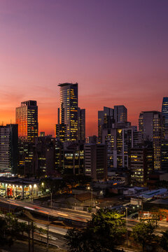 Vista do p&ocirc;r do sol com os Edif&iacute;cio dos  bairros da Vila Olimpia e Itaim Bibi, S&atilde;o Paulo, Brasil
