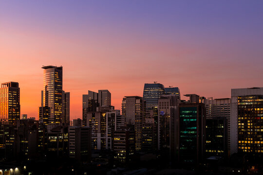 Vista do p&ocirc;r do sol com os Edif&iacute;cio dos  bairros da Vila Olimpia e Itaim Bibi, S&atilde;o Paulo, Brasil