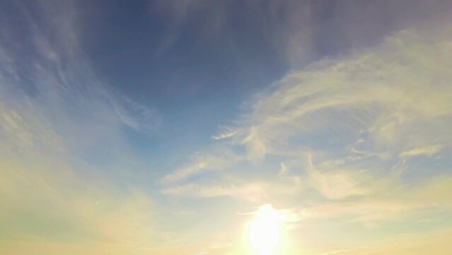 blauer sonniger Himmel mit vorbeiziehenden schleierwolken
