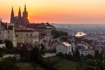 Obraz premium Early morning view of St. Vitus cathedral and the Lesser Side in Prague, Czech Republic