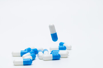 Capsulas de medicinas azules y blancas