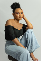 Obraz premium full frame of a black woman posint sitting