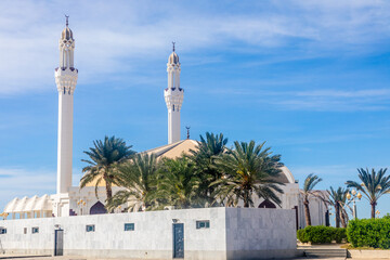 Obraz premium Hassan Enany golden domed mosque with palms in foreground, Jeddah, Saudi Arabia