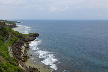 沖縄県伊江島の湧出（わじー）の崖から見える海と青空の風景