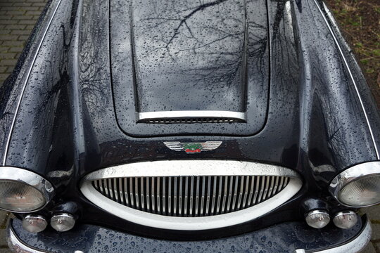 HMC Austin-Healey Mk IV von 1989 mit Regentropfen auf dem Parkplatz in der Klassikstadt am 31.03.2023 im Stadtteil Fechenheim in Frankfurt am Main in Hessen