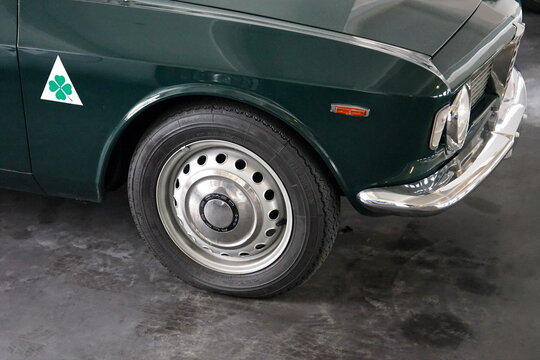 Alfa Romeo Giulia Junior Bertone Coup&eacute; Sportwagen Klassiker der Sechzigerjahre und Siebzigerjahre mit Kleeblatt am 31.03.2023 in der Klassikstadt im Stadtteil Fechenheim in Frankfurt am Main in Hessen