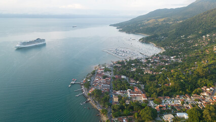 Fototapeta premium Ilha Oceano Atlântico Paisagem Ilhabela São Paulo MSC Cruzeiro Navio Cargueiro Porto São Sebastião Balsa Céu Mar Navegação Navegar Transporte Aquatico Litoral Férias Viagem Viajar Turismo Drone Aéreo 