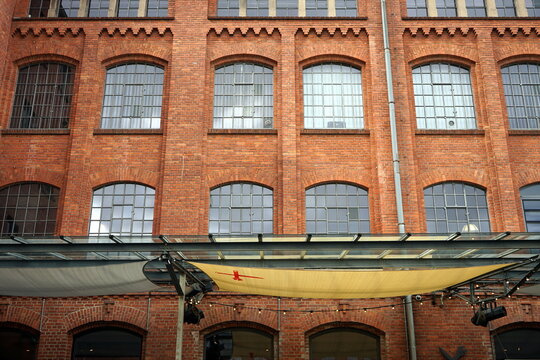 Schöne alte Sprossenfenster und Fabrikfenster eines restaurierten Fabrikgebäude der Gründerzeit mit Vordach in der Klassikstadt im Stadtteil Fechenheim in Frankfurt am Main in Hessen