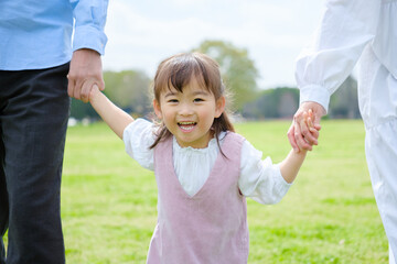 Fototapeta premium 公園で手を繋ぐ親子