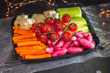 plateau, prêt à consommer, amuse bouche, apéritif, légumes, carottes, tomates, radis,...