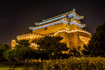 Obraz premium Night view of the Archery tower of Zhengyangmen (Gate of the Zenith Sun) in Beijing, China