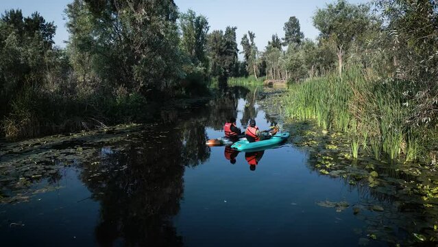 Personas admirando el paisaje en medio de lago de Xochimilco en M&eacute;xico