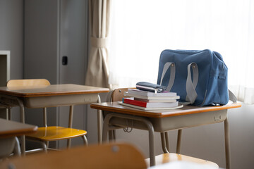 大学受験や放課後の学校の教室のイメージ