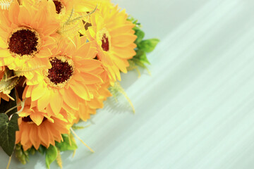 コピースペースのあるひまわりの花束　夏イメージ