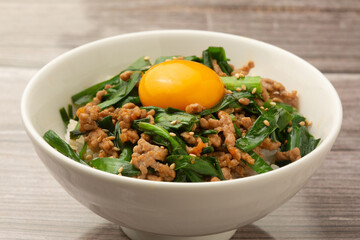 ニラとひき肉のスタミナ丼