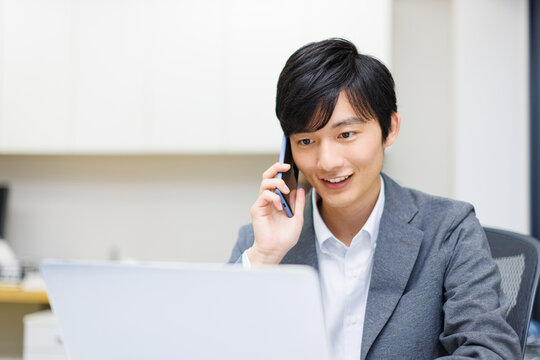 電話をするビジネスマン