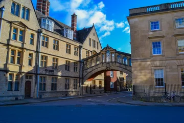Papier Peint photo Pont des Soupirs UK, Oxford, 23.03.2023: Hertford Bridge, often called the Bridge of Sighs, is a skyway joining two parts of Hertford College over New College Lane in Oxford, England. 