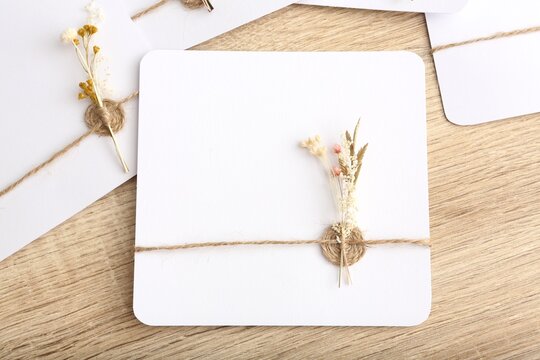 Carte avec fleurs s&eacute;ch&eacute;es - Faire part