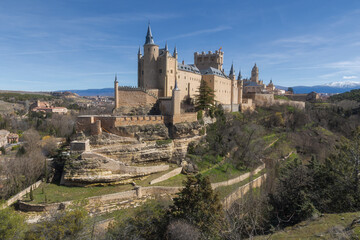 Fototapeta na wymiar Bonita vista lateral del Alcázar de Segovia en una soleada mañana de primavera
