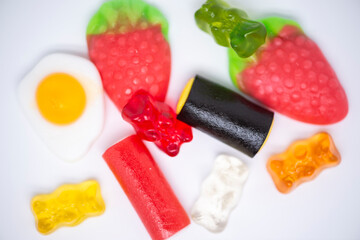 imagen detalle de un puñado de chuches sobre fondo blanco 