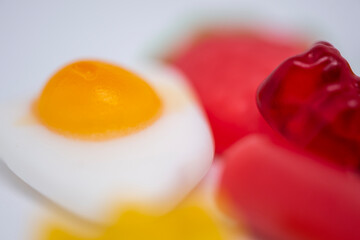 imagen de un pu&ntilde;ado de chuches sobre fondo blanco 