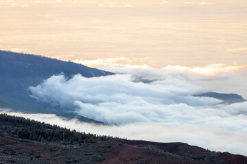 Passatwolken an den Hängen des Teide auf Teneriffa nach Sonnenuntergang