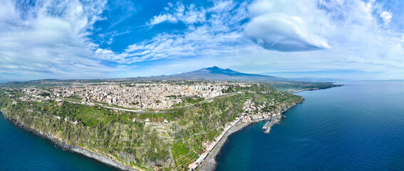 Panoramica dall'alto sulla Timpa di Acireale e Santa Maria la Scala con vulcano Etna