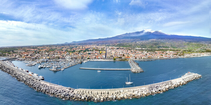 Sicilia - vista aerea  di Riposto dall'alto sul porto con Etna sullo sfondo e cielo blu
