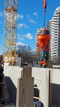 Arbeiter füllen Beton in Schalung ein 