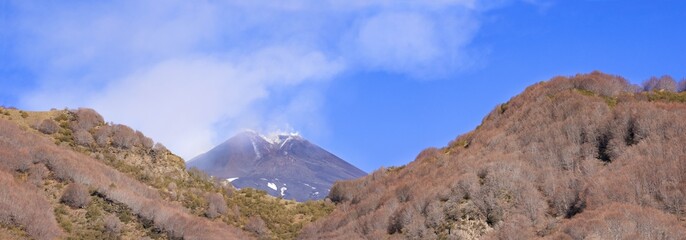 Sicilia e il vulcano Etna  - vista del cratere attivo con cielo blu e emissioni di fumo © Etna ·REC Attivo
