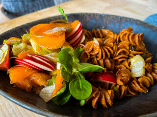 Veganer Gericht mit Dinkelnudeln und Salat