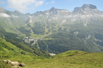Fototapeta na wymiar Beautiful view of the rocky green mountain range.