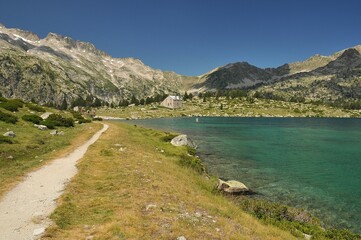 Fototapeta na wymiar Amazing shot of the lake surrounded by mountains in the French Pyrenees on a sunny day