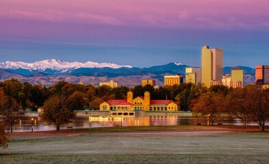 Beautiful view of a Denver city park during sunrise - obrazy, fototapety, plakaty